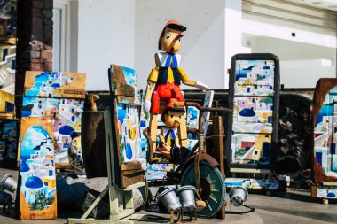 Santorini, Oia, Yunanistan - 24 Ekim 2021 Dekoratif eşyalar, aksesuarlar ve mallar Yunan Adaları 'ndaki Santorini turizm kasabası ve başkentinde turistlere satıldı