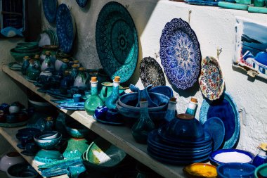 Santorini, Oia, Yunanistan - 24 Ekim 2021 Dekoratif eşyalar, aksesuarlar ve mallar Yunan Adaları 'ndaki Santorini turizm kasabası ve başkentinde turistlere satıldı