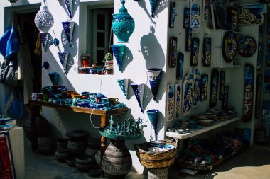 Santorini, Oia, Yunanistan - 24 Ekim 2021 Dekoratif eşyalar, aksesuarlar ve mallar Yunan Adaları 'ndaki Santorini turizm kasabası ve başkentinde turistlere satıldı
