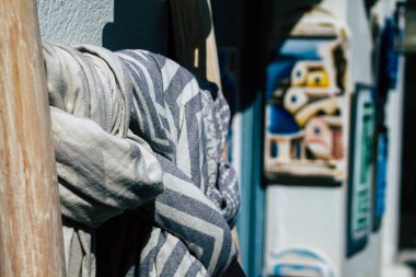 Santorini, Oia, Yunanistan - 24 Ekim 2021 Dekoratif eşyalar, aksesuarlar ve mallar Yunan Adaları 'ndaki Santorini turizm kasabası ve başkentinde turistlere satıldı