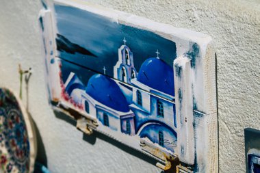 Santorini, Oia, Yunanistan - 24 Ekim 2021 Dekoratif eşyalar, aksesuarlar ve mallar Yunan Adaları 'ndaki Santorini turizm kasabası ve başkentinde turistlere satıldı