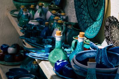 Santorini, Oia, Yunanistan - 24 Ekim 2021 Dekoratif eşyalar, aksesuarlar ve mallar Yunan Adaları 'ndaki Santorini turizm kasabası ve başkentinde turistlere satıldı