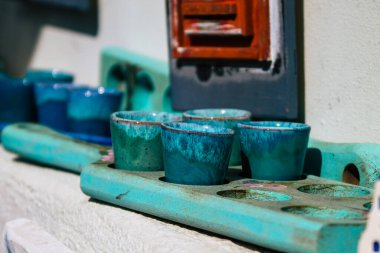 Santorini, Oia, Yunanistan - 24 Ekim 2021 Dekoratif eşyalar, aksesuarlar ve mallar Yunan Adaları 'ndaki Santorini turizm kasabası ve başkentinde turistlere satıldı