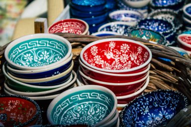 Santorini, Oia, Yunanistan - 24 Ekim 2021 Dekoratif eşyalar, aksesuarlar ve mallar Yunan Adaları 'ndaki Santorini turizm kasabası ve başkentinde turistlere satıldı