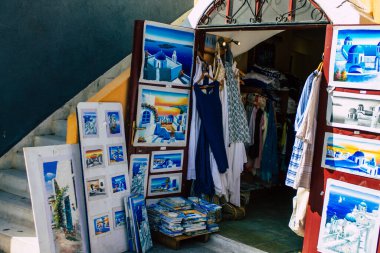 Santorini, Oia, Yunanistan - 24 Ekim 2021 Dekoratif eşyalar, aksesuarlar ve mallar Yunan Adaları 'ndaki Santorini turizm kasabası ve başkentinde turistlere satıldı