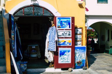 Santorini, Oia, Yunanistan - 24 Ekim 2021 Dekoratif eşyalar, aksesuarlar ve mallar Yunan Adaları 'ndaki Santorini turizm kasabası ve başkentinde turistlere satıldı
