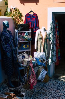 Santorini, Oia, Yunanistan - 24 Ekim 2021 Dekoratif eşyalar, aksesuarlar ve mallar Yunan Adaları 'ndaki Santorini turizm kasabası ve başkentinde turistlere satıldı
