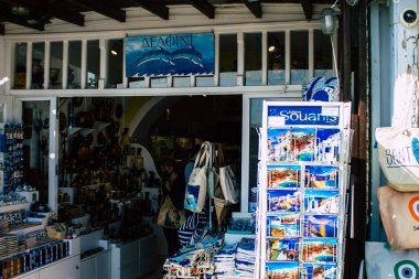 Santorini, Oia, Yunanistan - 24 Ekim 2021 Dekoratif eşyalar, aksesuarlar ve mallar Yunan Adaları 'ndaki Santorini turizm kasabası ve başkentinde turistlere satıldı
