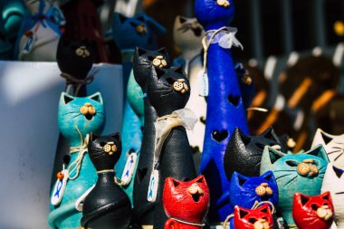 Santorini, Oia, Yunanistan - 24 Ekim 2021 Dekoratif eşyalar, aksesuarlar ve mallar Yunan Adaları 'ndaki Santorini turizm kasabası ve başkentinde turistlere satıldı