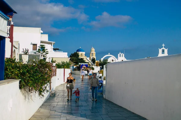 Santorini Oia Grecja Października 2021 Tłum Turystów Odwiedzających Słynne Miasto — Zdjęcie stockowe