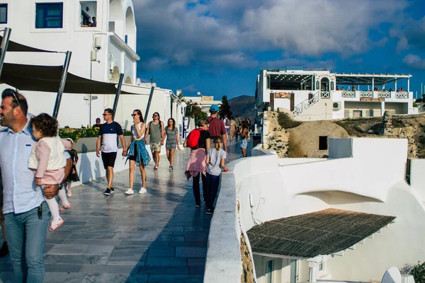 Santorini Oia Grecja Października 2021 Tłum Turystów Odwiedzających Słynne Miasto — Zdjęcie stockowe
