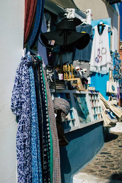 Santorini, Oia, Yunanistan - 24 Ekim 2021 Dekoratif eşyalar, aksesuarlar ve mallar Yunan Adaları 'ndaki Santorini turizm kasabası ve başkentinde turistlere satıldı