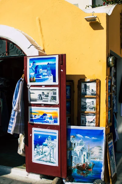 Santorini, Oia, Yunanistan - 24 Ekim 2021 Dekoratif eşyalar, aksesuarlar ve mallar Yunan Adaları 'ndaki Santorini turizm kasabası ve başkentinde turistlere satıldı