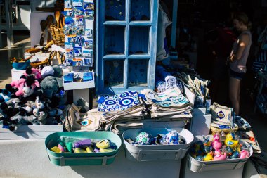 Santorini, Oia, Yunanistan - 24 Ekim 2021 Dekoratif eşyalar, aksesuarlar ve mallar Yunan Adaları 'ndaki Santorini turizm kasabası ve başkentinde turistlere satıldı