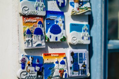 Santorini, Oia, Yunanistan - 24 Ekim 2021 Dekoratif eşyalar, aksesuarlar ve mallar Yunan Adaları 'ndaki Santorini turizm kasabası ve başkentinde turistlere satıldı