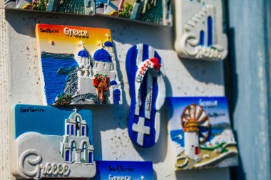 Santorini, Oia, Yunanistan - 24 Ekim 2021 Dekoratif eşyalar, aksesuarlar ve mallar Yunan Adaları 'ndaki Santorini turizm kasabası ve başkentinde turistlere satıldı