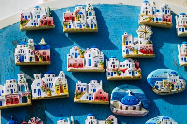 Santorini, Oia, Yunanistan - 24 Ekim 2021 Dekoratif eşyalar, aksesuarlar ve mallar Yunan Adaları 'ndaki Santorini turizm kasabası ve başkentinde turistlere satıldı