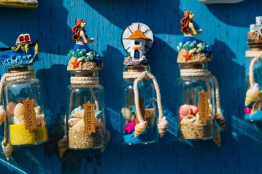 Santorini, Oia, Yunanistan - 24 Ekim 2021 Dekoratif eşyalar, aksesuarlar ve mallar Yunan Adaları 'ndaki Santorini turizm kasabası ve başkentinde turistlere satıldı