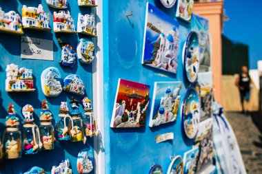 Santorini, Oia, Yunanistan - 24 Ekim 2021 Dekoratif eşyalar, aksesuarlar ve mallar Yunan Adaları 'ndaki Santorini turizm kasabası ve başkentinde turistlere satıldı