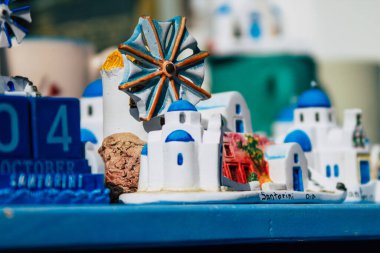 Santorini, Oia, Yunanistan - 24 Ekim 2021 Dekoratif eşyalar, aksesuarlar ve mallar Yunan Adaları 'ndaki Santorini turizm kasabası ve başkentinde turistlere satıldı