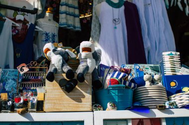 Santorini, Oia, Yunanistan - 24 Ekim 2021 Dekoratif eşyalar, aksesuarlar ve mallar Yunan Adaları 'ndaki Santorini turizm kasabası ve başkentinde turistlere satıldı