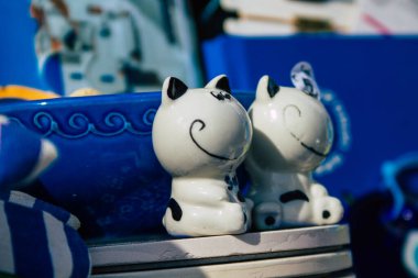 Santorini, Oia, Yunanistan - 24 Ekim 2021 Dekoratif eşyalar, aksesuarlar ve mallar Yunan Adaları 'ndaki Santorini turizm kasabası ve başkentinde turistlere satıldı