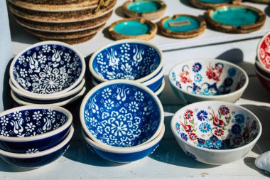 Santorini, Oia, Yunanistan - 24 Ekim 2021 Dekoratif eşyalar, aksesuarlar ve mallar Yunan Adaları 'ndaki Santorini turizm kasabası ve başkentinde turistlere satıldı