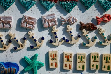 Santorini, Oia, Yunanistan - 24 Ekim 2021 Dekoratif eşyalar, aksesuarlar ve mallar Yunan Adaları 'ndaki Santorini turizm kasabası ve başkentinde turistlere satıldı