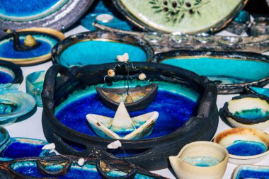 Santorini, Oia, Yunanistan - 24 Ekim 2021 Dekoratif eşyalar, aksesuarlar ve mallar Yunan Adaları 'ndaki Santorini turizm kasabası ve başkentinde turistlere satıldı