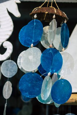 Santorini, Oia, Yunanistan - 24 Ekim 2021 Dekoratif eşyalar, aksesuarlar ve mallar Yunan Adaları 'ndaki Santorini turizm kasabası ve başkentinde turistlere satıldı