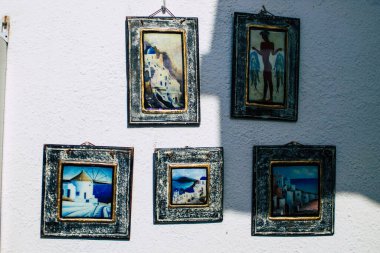 Santorini, Oia, Yunanistan - 24 Ekim 2021 Dekoratif eşyalar, aksesuarlar ve mallar Yunan Adaları 'ndaki Santorini turizm kasabası ve başkentinde turistlere satıldı
