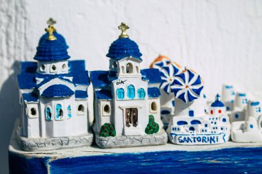 Santorini, Oia, Yunanistan - 24 Ekim 2021 Dekoratif eşyalar, aksesuarlar ve mallar Yunan Adaları 'ndaki Santorini turizm kasabası ve başkentinde turistlere satıldı
