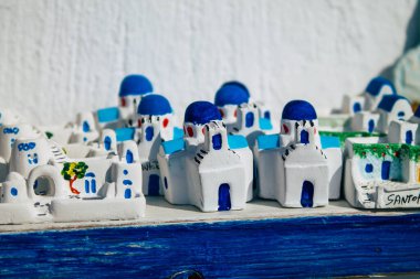 Santorini, Oia, Yunanistan - 24 Ekim 2021 Dekoratif eşyalar, aksesuarlar ve mallar Yunan Adaları 'ndaki Santorini turizm kasabası ve başkentinde turistlere satıldı