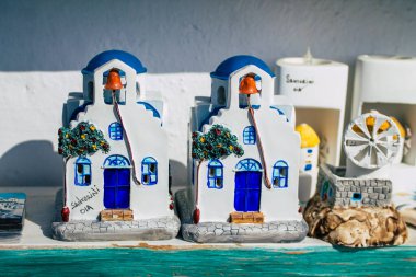 Santorini, Oia, Yunanistan - 24 Ekim 2021 Dekoratif eşyalar, aksesuarlar ve mallar Yunan Adaları 'ndaki Santorini turizm kasabası ve başkentinde turistlere satıldı
