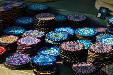 Santorini, Oia, Yunanistan - 24 Ekim 2021 Dekoratif eşyalar, aksesuarlar ve mallar Yunan Adaları 'ndaki Santorini turizm kasabası ve başkentinde turistlere satıldı