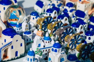 Santorini, Oia, Yunanistan - 24 Ekim 2021 Dekoratif eşyalar, aksesuarlar ve mallar Yunan Adaları 'ndaki Santorini turizm kasabası ve başkentinde turistlere satıldı