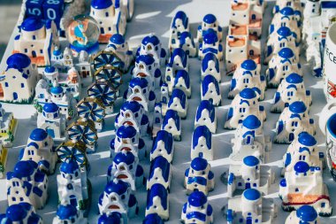 Santorini, Oia, Yunanistan - 24 Ekim 2021 Dekoratif eşyalar, aksesuarlar ve mallar Yunan Adaları 'ndaki Santorini turizm kasabası ve başkentinde turistlere satıldı