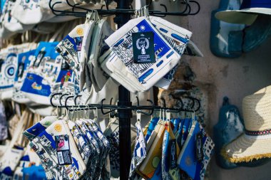Santorini, Oia, Yunanistan - 24 Ekim 2021 Dekoratif eşyalar, aksesuarlar ve mallar Yunan Adaları 'ndaki Santorini turizm kasabası ve başkentinde turistlere satıldı