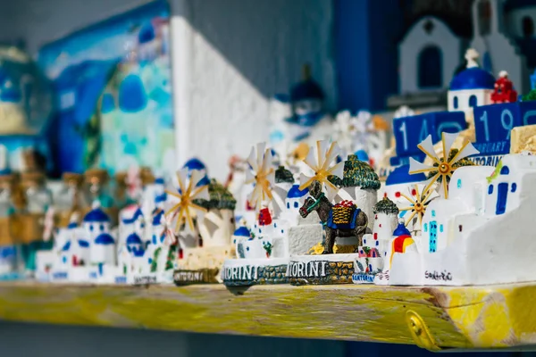 Santorini, Oia, Yunanistan - 24 Ekim 2021 Dekoratif eşyalar, aksesuarlar ve mallar Yunan Adaları 'ndaki Santorini turizm kasabası ve başkentinde turistlere satıldı