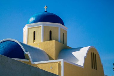 Santorini, Oia, Yunanistan - Okyanus kıyısındaki geleneksel ortodoks kilisesi, 24 Ekim 2021 Bu adanın tipik bir örneği, antik aktif volkanın yanında yer almaktadır.