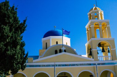 Santorini, Oia, Yunanistan - Okyanus kıyısındaki geleneksel ortodoks kilisesi, 24 Ekim 2021 Bu adanın tipik bir örneği, antik aktif volkanın yanında yer almaktadır.