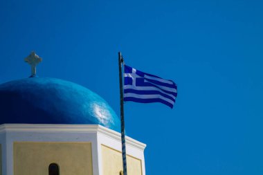 Santorini, Oia, Yunanistan - Okyanus kıyısındaki geleneksel ortodoks kilisesi, 24 Ekim 2021 Bu adanın tipik bir örneği, antik aktif volkanın yanında yer almaktadır.