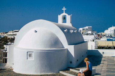 Santorini, Oia, Yunanistan - Okyanus kıyısındaki geleneksel ortodoks kilisesi, 24 Ekim 2021 Bu adanın tipik bir örneği, antik aktif volkanın yanında yer almaktadır.