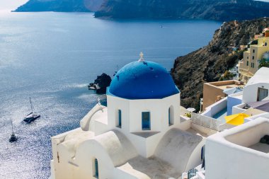 Santorini, Oia, Yunanistan - Okyanus kıyısındaki geleneksel ortodoks kilisesi, 24 Ekim 2021 Bu adanın tipik bir örneği, antik aktif volkanın yanında yer almaktadır.