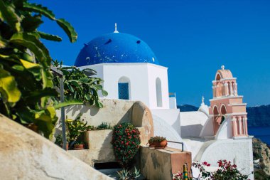 Santorini, Oia, Yunanistan - Okyanus kıyısındaki geleneksel ortodoks kilisesi, 24 Ekim 2021 Bu adanın tipik bir örneği, antik aktif volkanın yanında yer almaktadır.