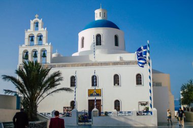 Santorini, Oia, Yunanistan - Okyanus kıyısındaki geleneksel ortodoks kilisesi, 24 Ekim 2021 Bu adanın tipik bir örneği, antik aktif volkanın yanında yer almaktadır.
