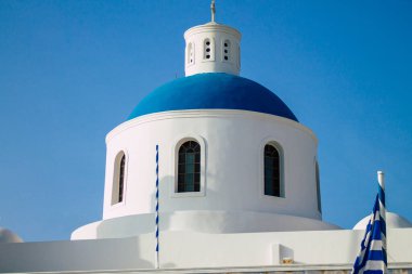Santorini, Oia, Yunanistan - Okyanus kıyısındaki geleneksel ortodoks kilisesi, 24 Ekim 2021 Bu adanın tipik bir örneği, antik aktif volkanın yanında yer almaktadır.