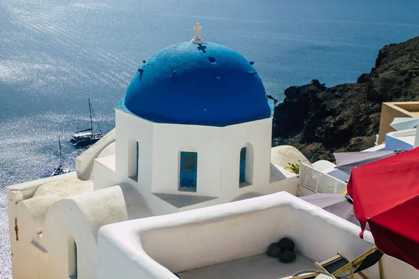 希腊Oia的Santorini 2021年10月24日位于Oia镇的传统东正教教堂座落在大海的前面 岛上典型的教堂座落在古代活火山的一侧 — 图库照片