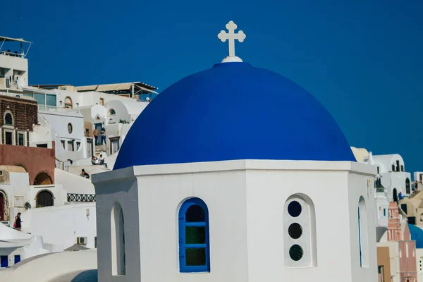 ギリシャオイア島サントリーニ島2021年10月24日海の前のオアの町に位置する伝統的な正統派教会は この島の典型的な古代の活火山の側にあります — ストック写真