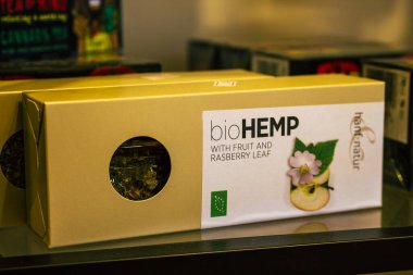 Santorini, Fira, Yunanistan - 28 Ekim 2021 Fira, kenevir türevli CBD ürünleri Yunanistan 'da yasaldır